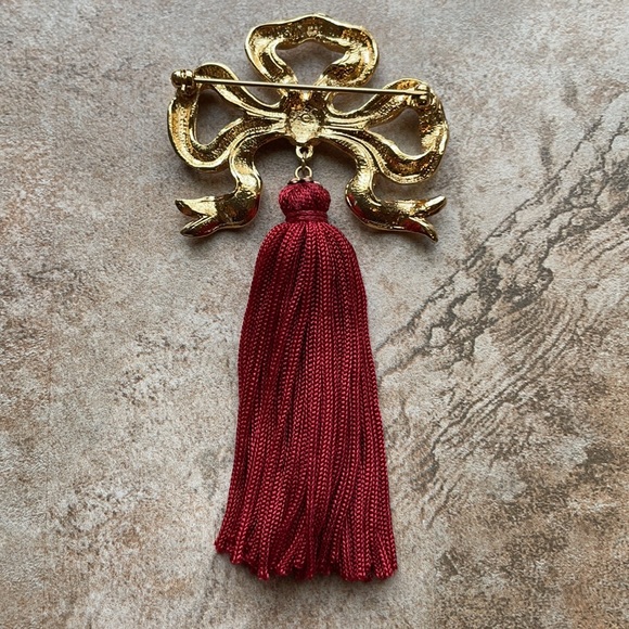 Vintage AVON Touch of Tassel Gold Tone Brooch Pin - Picture 3 of 7